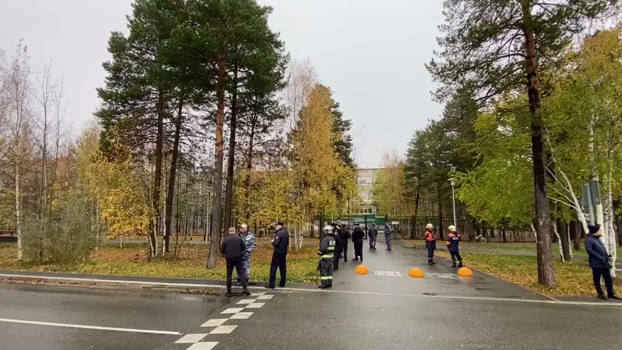 Силовики подъехали к школе № 13 утром 30 сентября. Фото: скриншот видео Ярослава Кудренка / «Ямал-Медиа»
