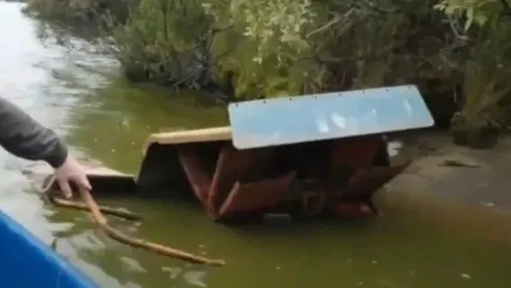 Старенький катамаран когда-то развлекал надымчан водными прогулками. Фото: АНО «Ямал-Медиа»