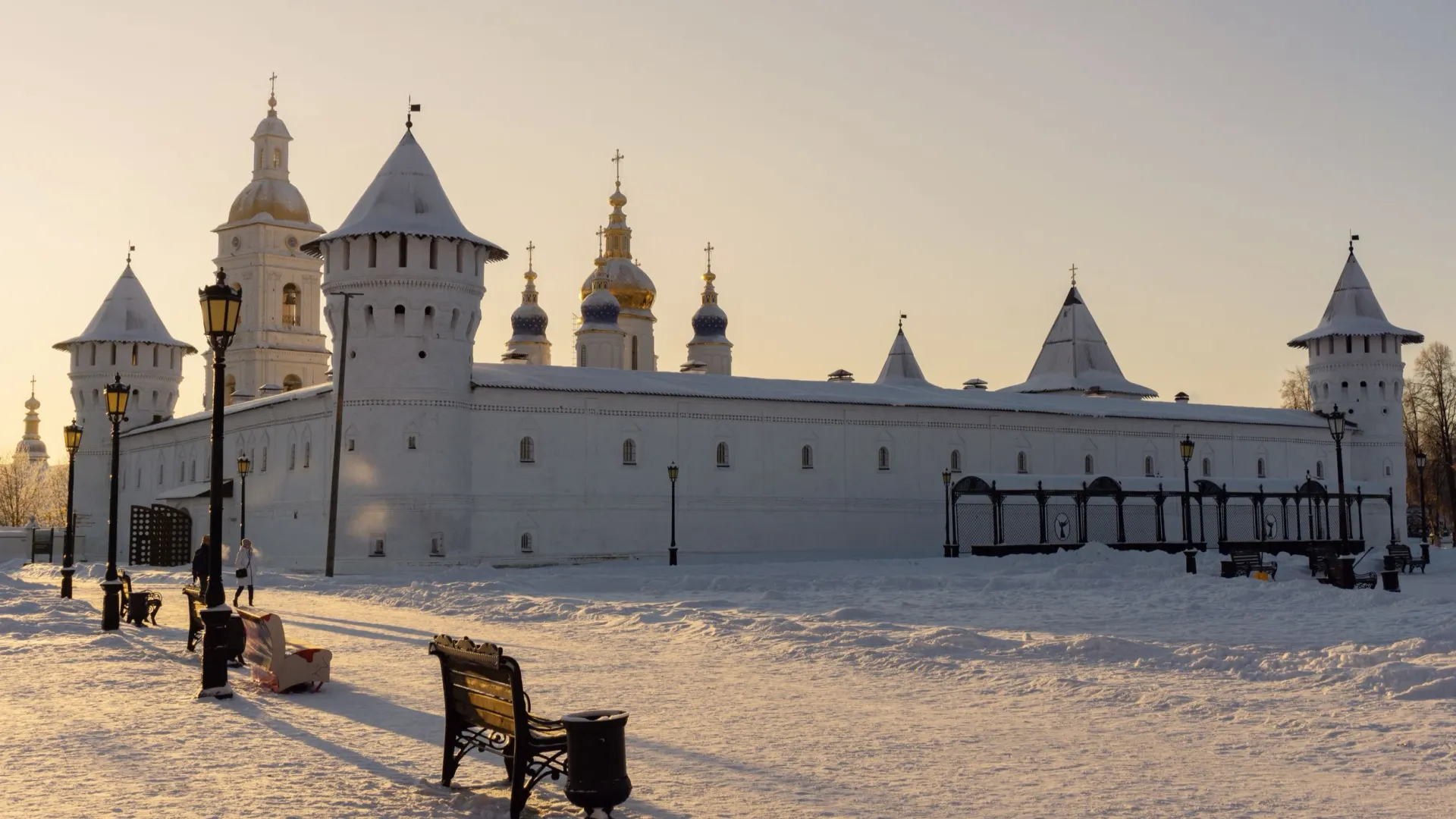 В день памяти Даниила Московского верующие идут в храм. Фото: Ann May Snz / Shutterstock / Fotodom