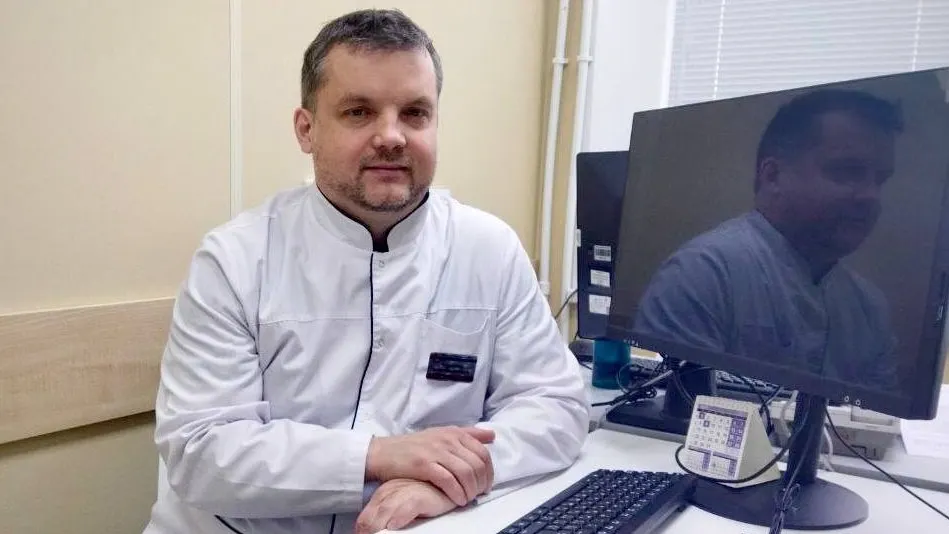Борис Бурнайкин считает, что пара бокалов алкоголя за ужином может легко превратиться в пристрастие, а затем - в зависимость. Фото: предоставлено НЦРБ