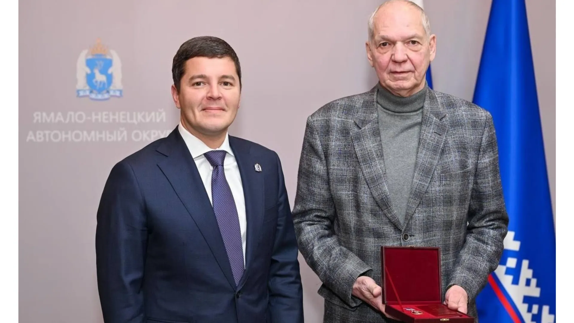 Дмитрий Артюхов вручил Владимиру Гуще медаль «За вклад в развитие Ямала». Фото: vk.com/artyukhov_da