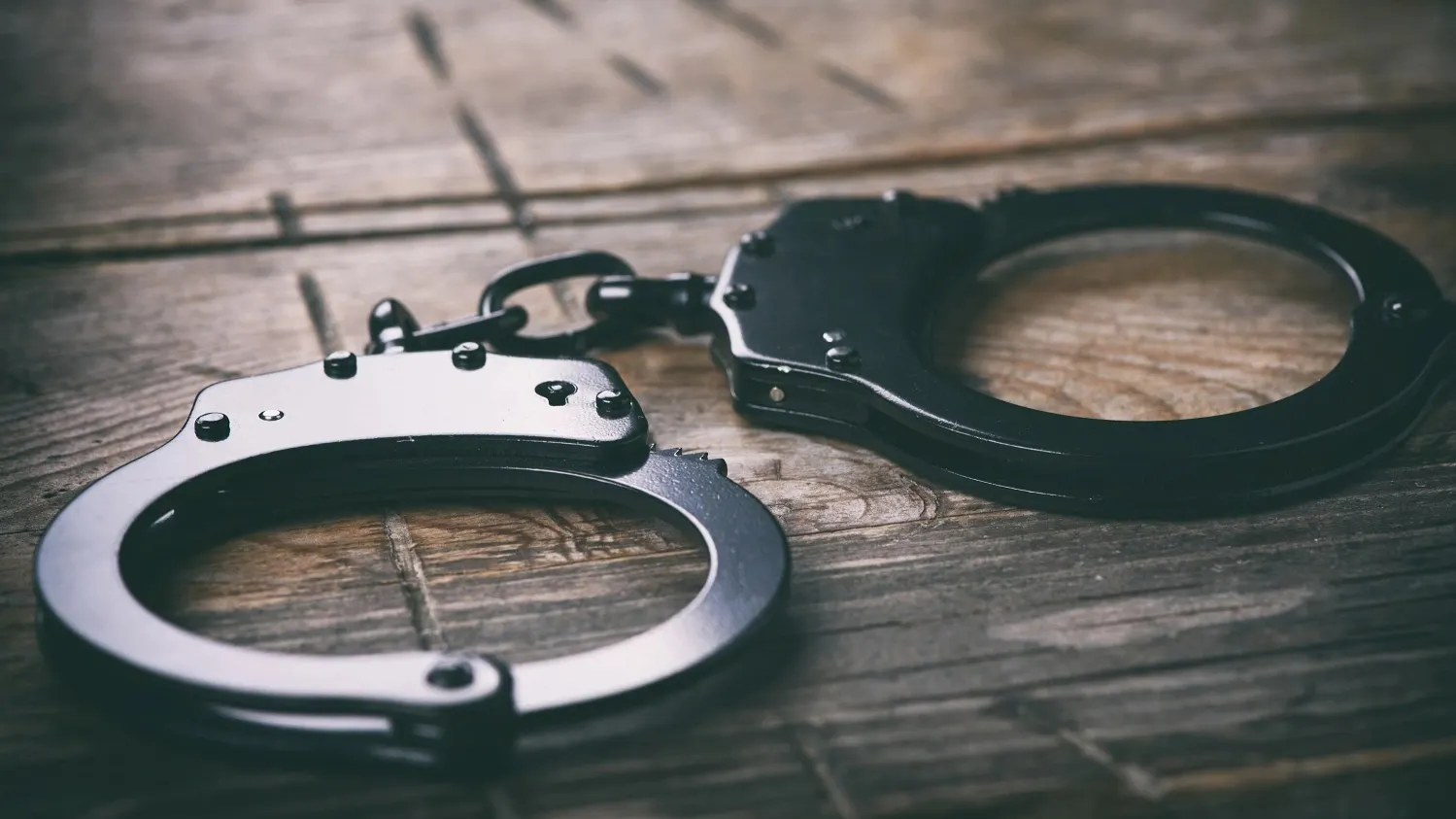 Троих обвиняемых до суда содержат в СИЗО. Фото: spaxiax / shutterstock.com