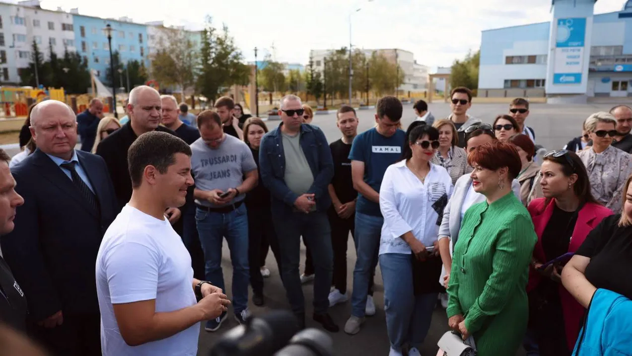 Пангодинцы обступили губернатора и справа... Фото: Юлия Чудинова/«Ямал-Медиа»