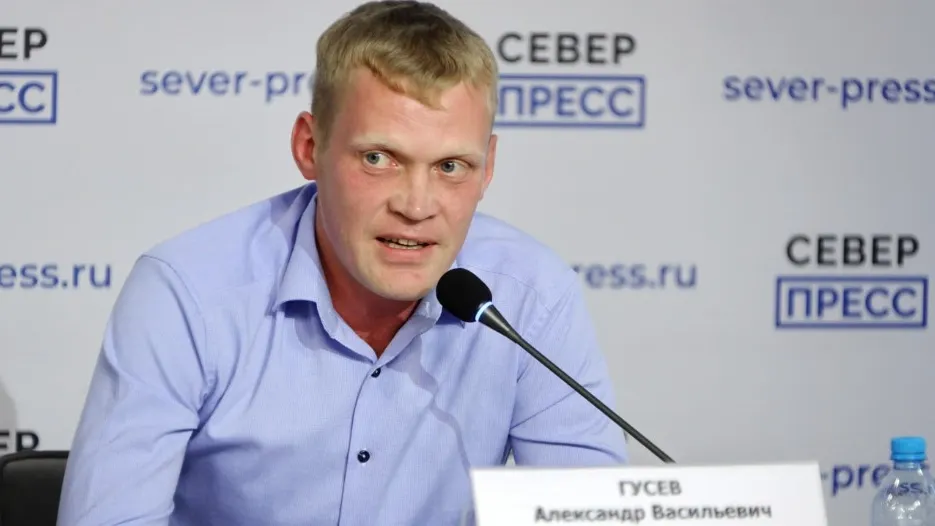 Александр Гусев пояснил: сохранности остатков в захоронении послужили серебряные пластины. Фото: Василий Петров / «Ямал-Медиа»