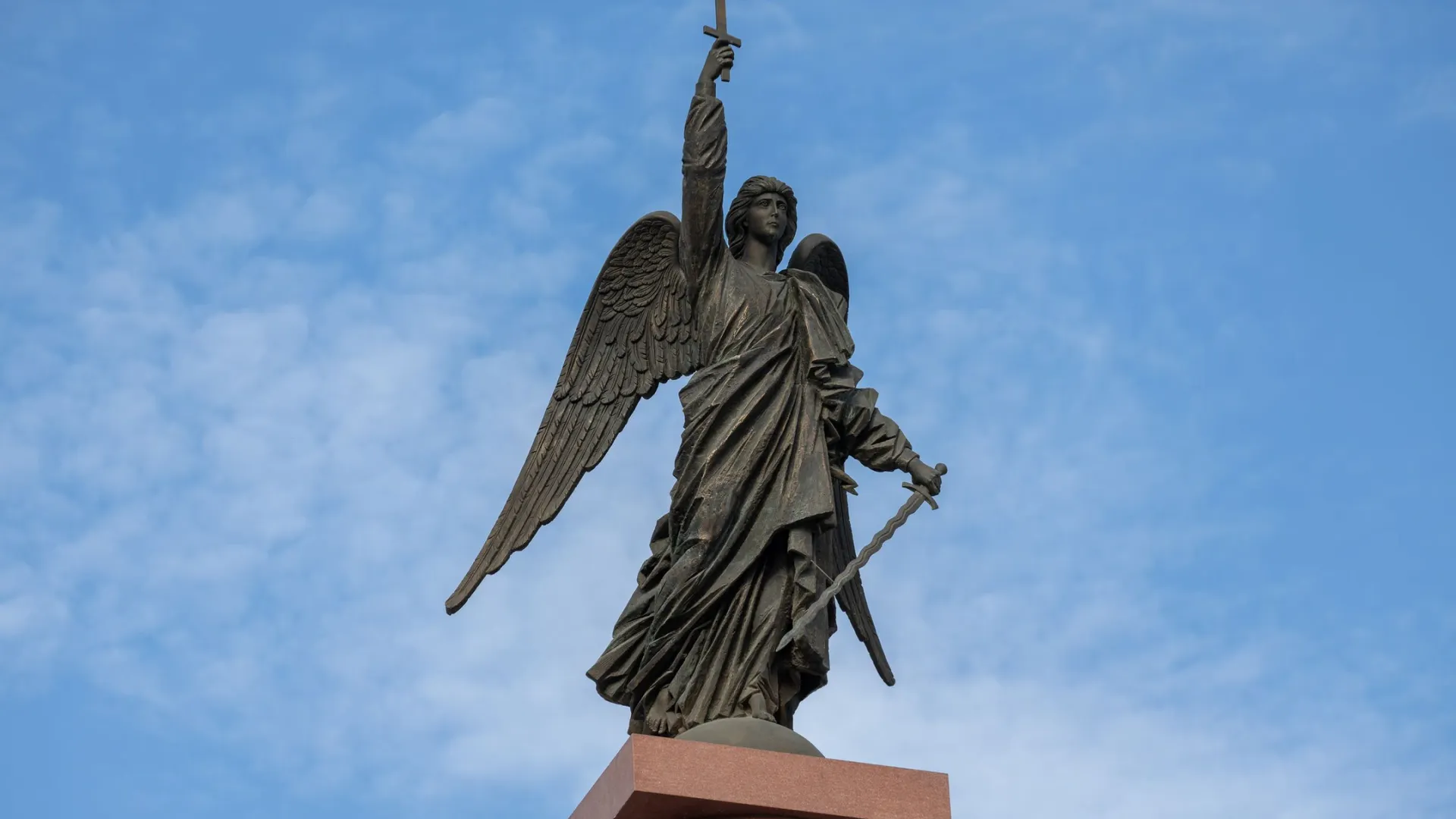 Архангела Михаила изображают с крестом и мечом. Фото: Фёдор Воронов / «Ямал-Медиа»