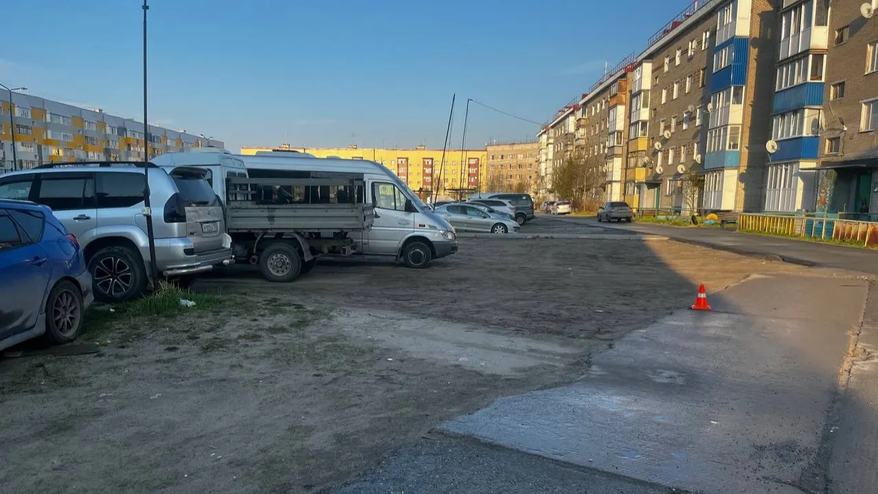 Место ДТП на улице Транспортной, где сбили женщину. Фото: пресс-служба Госавтоинспекции Ноябрьска
