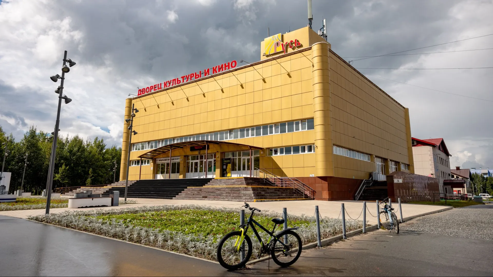 Недалеко от улицы Городилова находится городской кинотеатр. Фото: Юрий Здебский / «Ямал-Медиа»