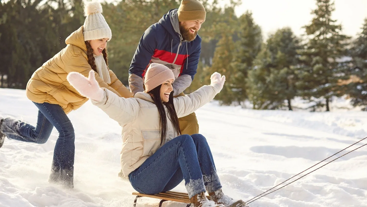 Катание с горок — одна из любимых забав. Фото: Studio Romantic/Shutterstock/Fotodom