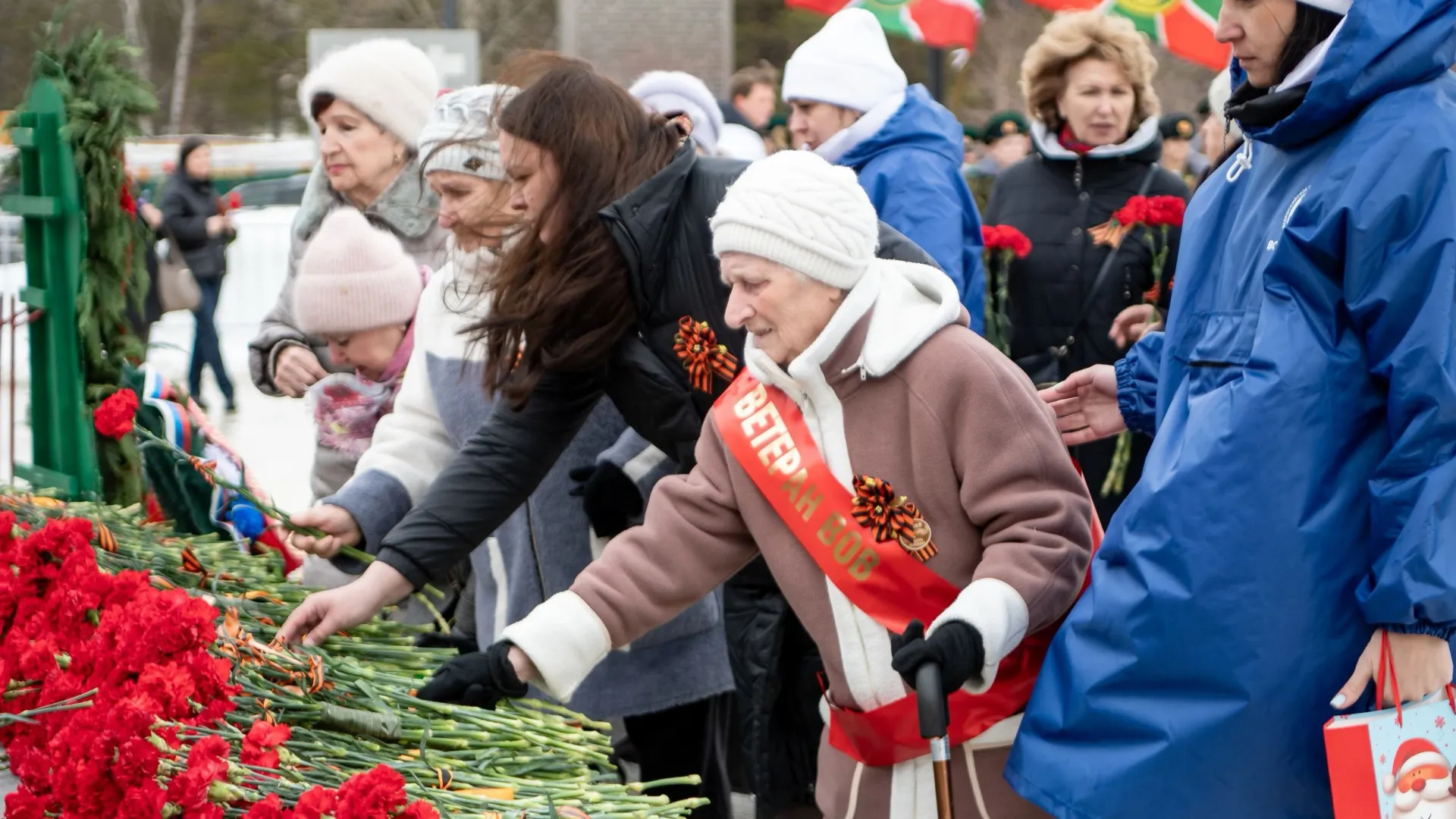 Горожане смогут возложить цветы и венки к Вечному огню. Фото: Юрий Здебский / «Ямал-Медиа»
