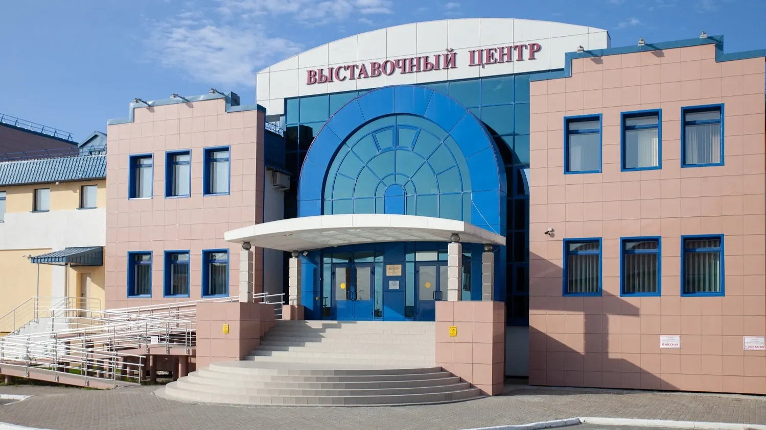 Здание выставочного центра МВК имени И. С. Шемановского. Фото: Сергей Уфимцев / «Ямал-Медиа»