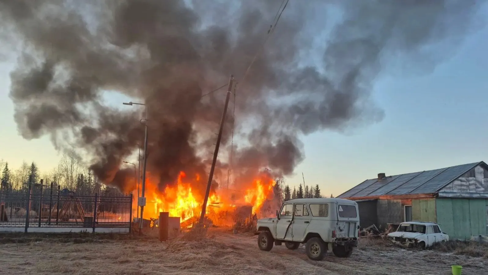 Пожар утром 13 октября в селе Нори. Фото: ЕДДС Надымского района