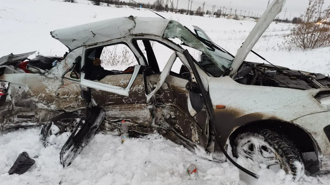 Сильнее всего пострадал этот автомобиль. Фото: ОГИБДД по Новому Уренгою