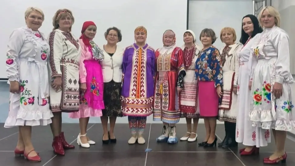 Муӊ ханты мирэва уӆапсаев па ясӊев еӆӆы туты мосаӆ, такан шавиты, па мир хоятата муӊева тутыя! Хор: Галина Граблевская