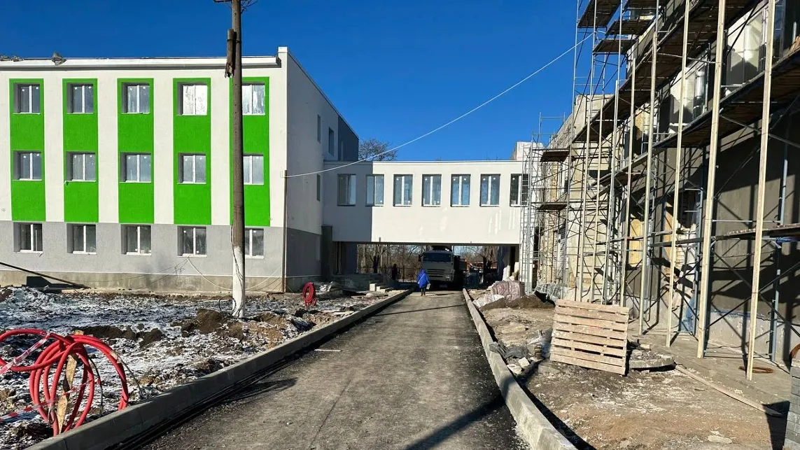 Один из корпусов железнодорожной больницы уже восстановлен, в остальных идут работы. Фото: t.me/stroim_yamal