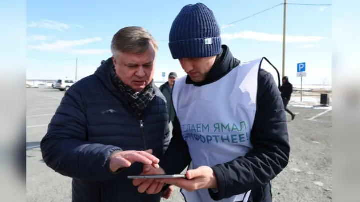 Виктор Казарин поддержал идею по благоустройству прибрежной набережной. Фото: Андрей Ткачёв / «Ямал-Медиа» 