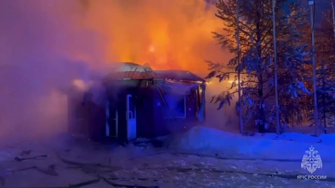 Пожар в Губкинском 26 ноября 2025 г. Фото: скриншот видео ГУ МЧС по ЯНАО