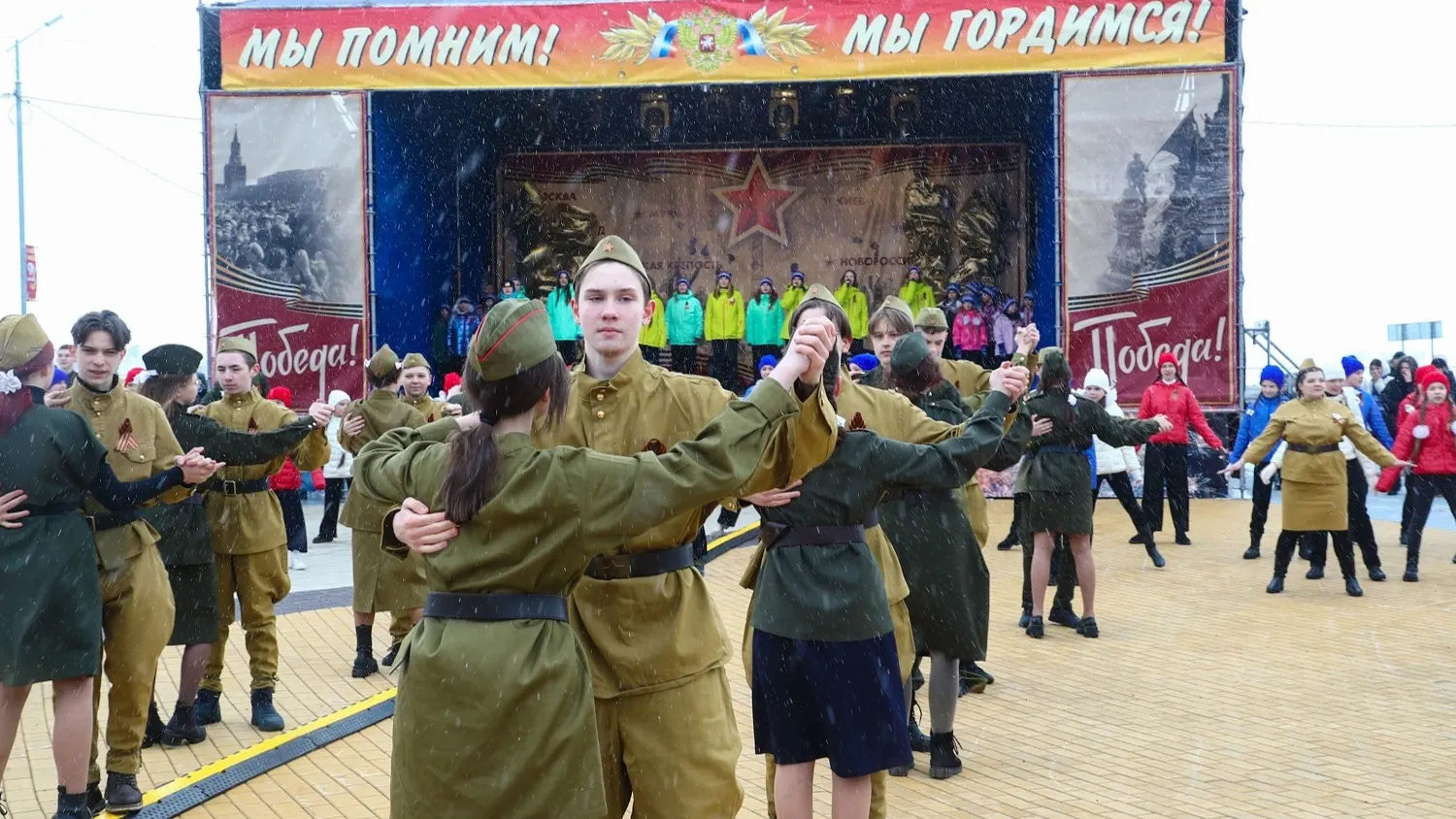 Победный вальс в Надыме станцевали 100 участников акции. Фото: предоставлено пресс-службой губернатора ЯНАО