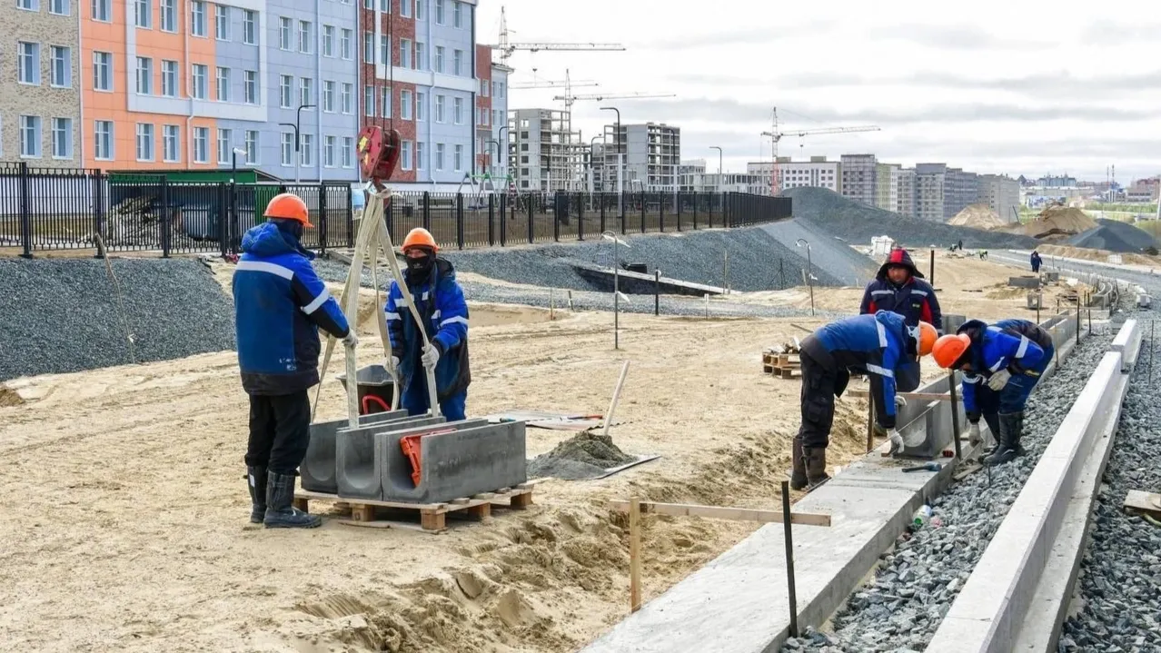 К новой школе прокладывают дорогу, также позаботятся об автостоянке и остановке общественного транспорта. Фото: vk.com/artyukhov_da