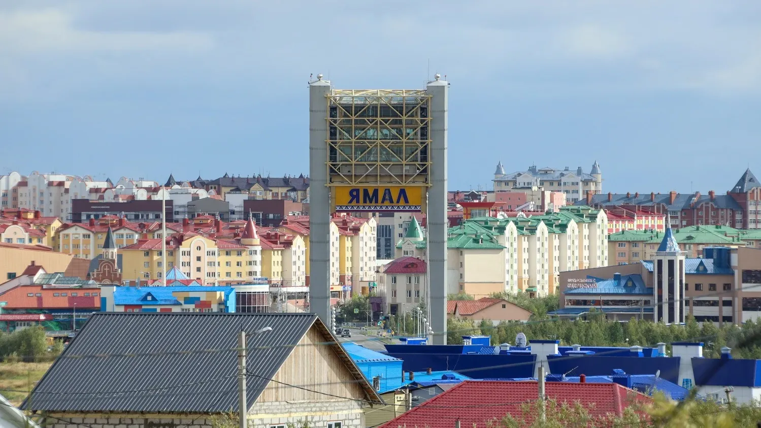Знаменитый вантовый мост «Факел» на фоне жилых домов. Фото: Василий Петров / «Ямал-Медиа»