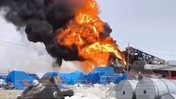 Упавшая при пожаре на месторождении вышка. Фото: скриншот видео t.me/bazabazon