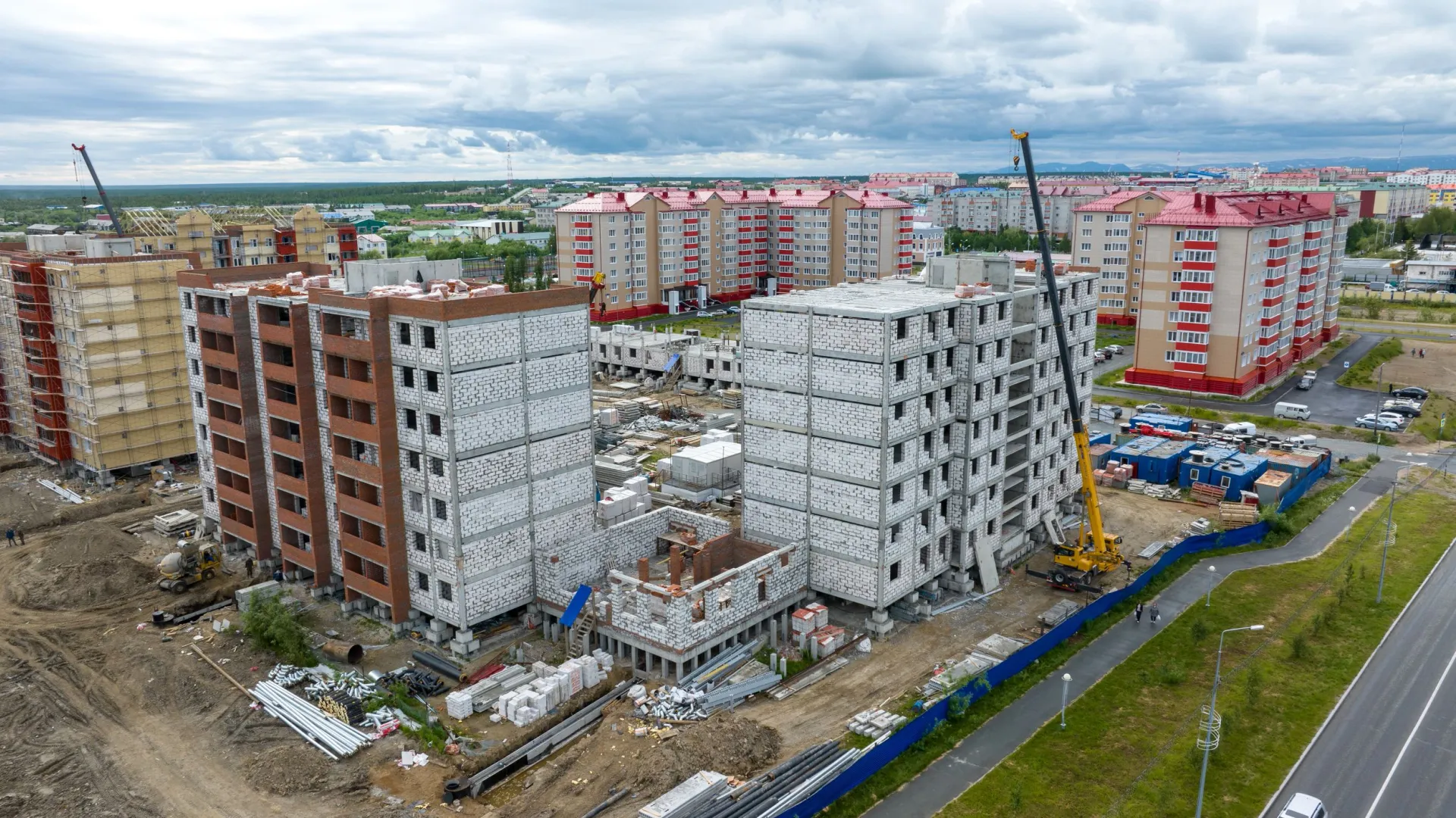 В городе возводят сразу 15 многоквартирных домов. Фото: Артамохин Сергей / АНО "Ямал-Медиа"