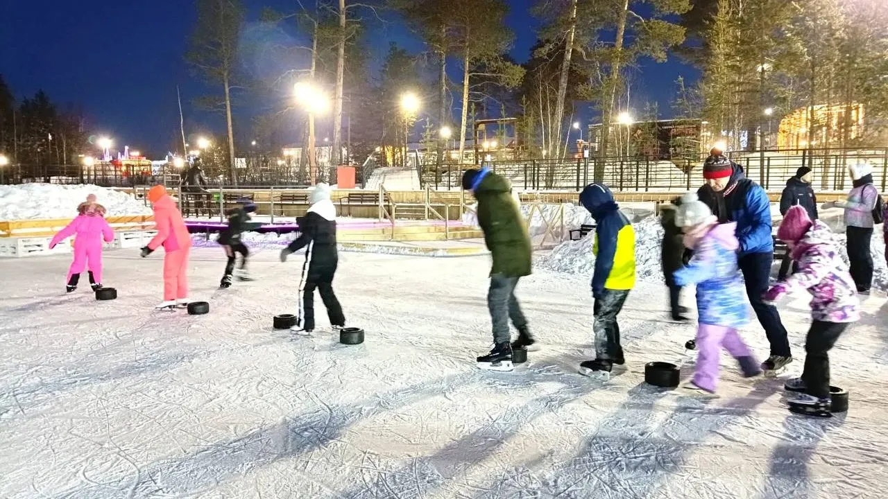 На уличных катках Губкинского всегда многолюдно. Фото: t.me/gubkinsky_sport