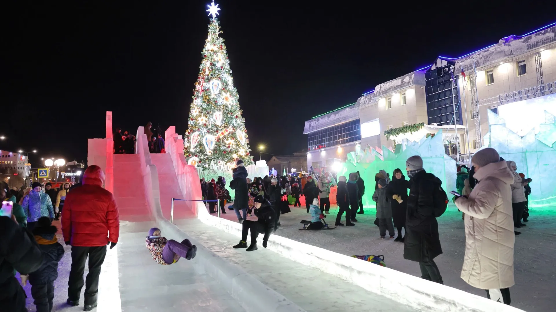 На открытие ледового городка собралось много горожан. Фото: Андрей Ткачёв / "Ямал-Медиа"