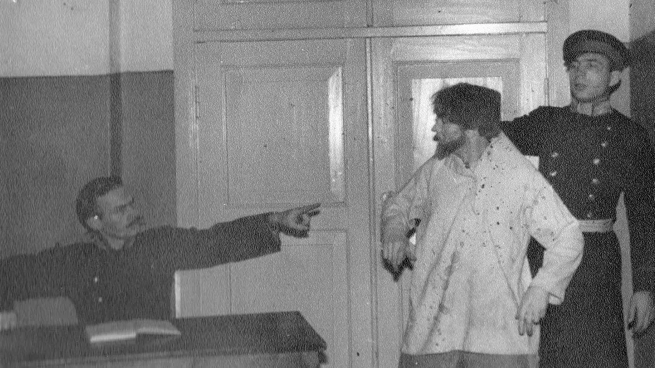 Фрагмент сцены по рассказу А.П. Чехова «Злоумышленник». 1959 год. Фото: предоставлено Леонтием Черепановым