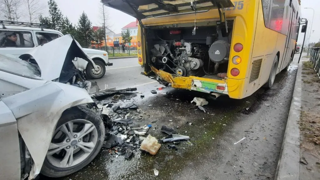 Повреждения получили оба участвовавших в ДТП автомобиля. Фото: t.me/yamalmedia_89