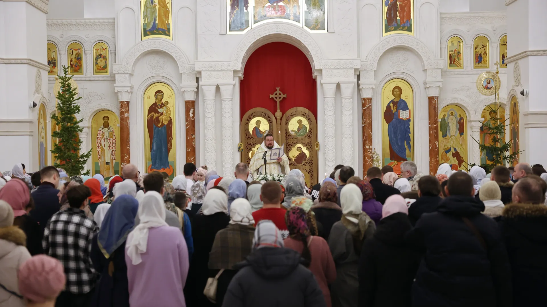 Отметить Рождество в главном соборе Салехарда пришли более 500 человек Фото: Андрей Ткачёв / Ямал-Медиа