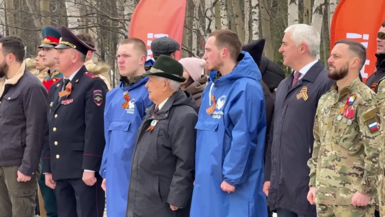 Церемония поднятия Знамени Победы в Ноябрьске. Фото: скриншот видео Ольги Климовой / «Ямал-Медиа»
