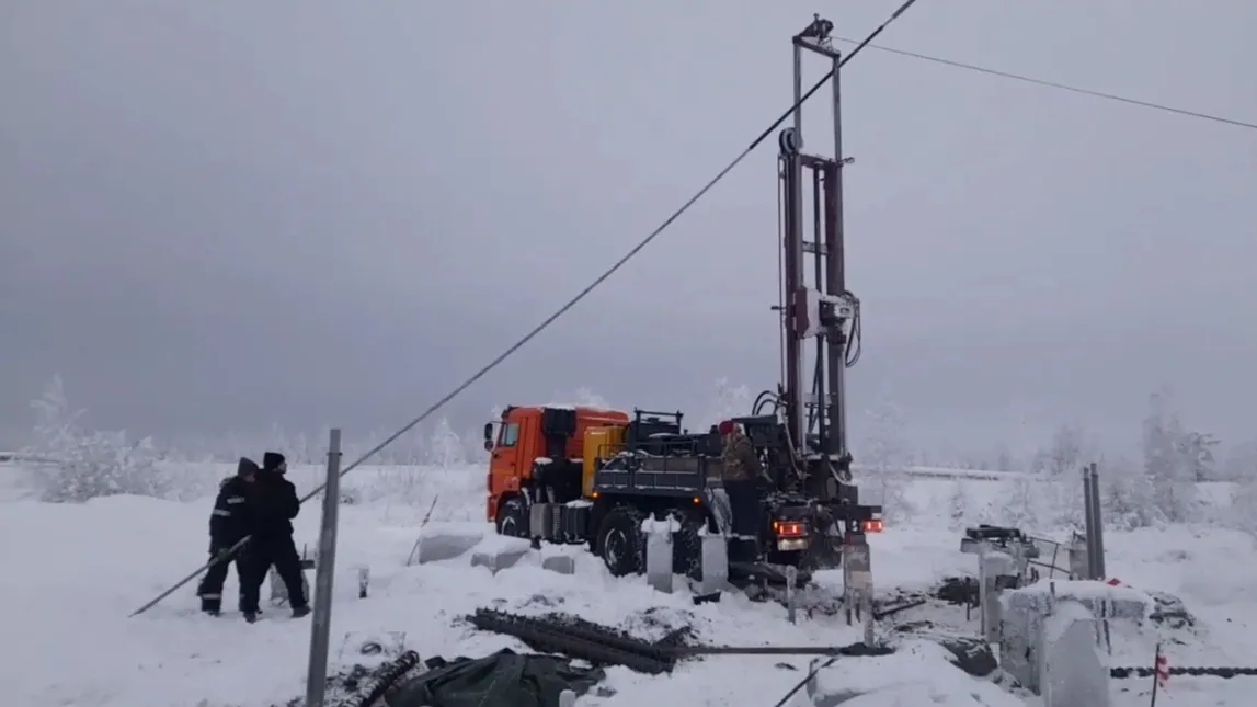 На карбоновом полигоне в скважину опускают термостабилизатор. Кадр из видео: t.me/yamal_arctic