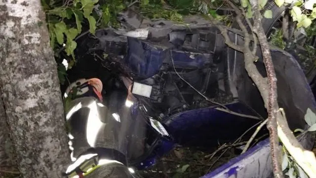 BMW влетело в деревья ночью на выезде из Надыма. Фото: ЕДДС Надымского района