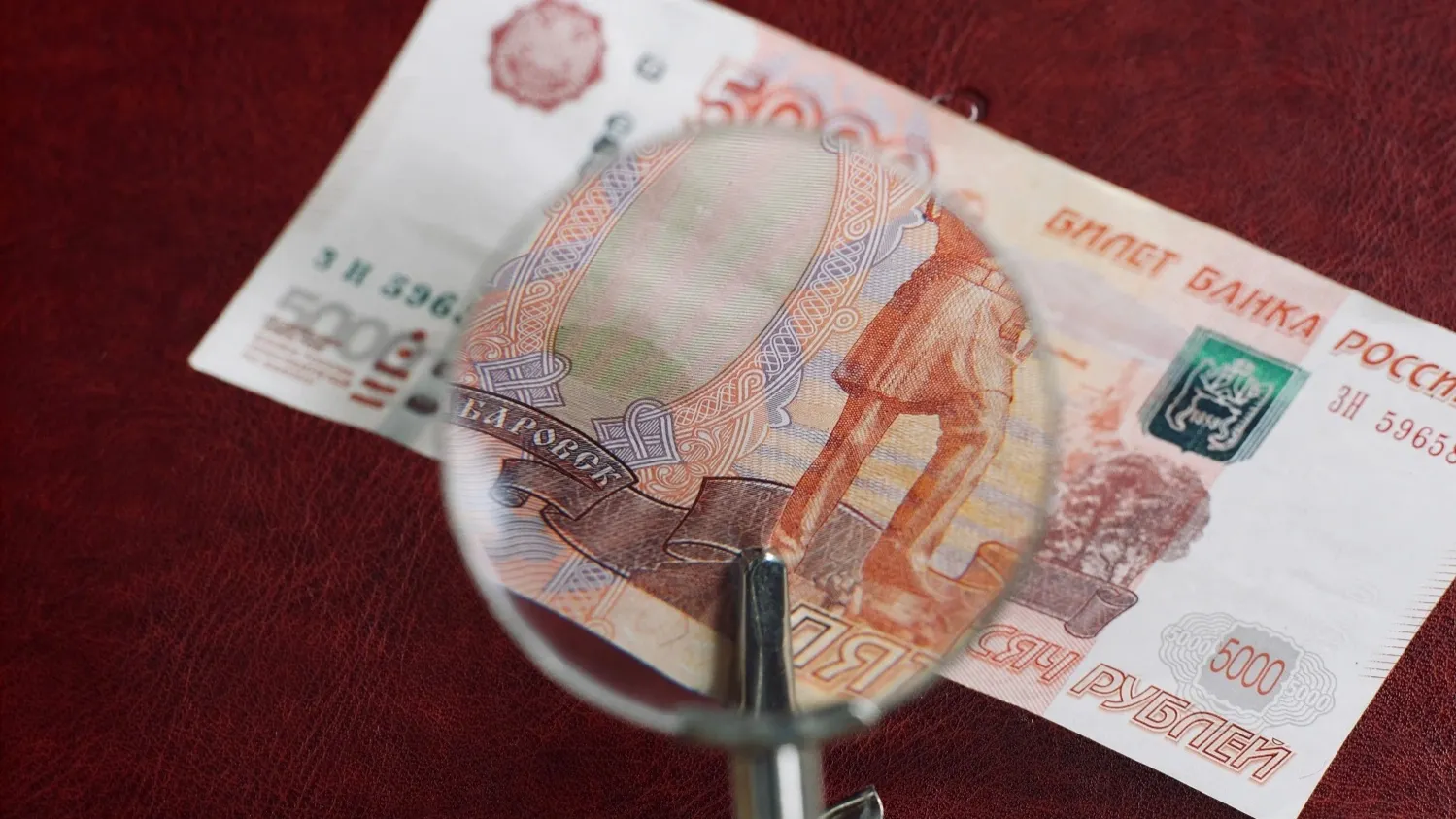 Банкноты большого номинала подделываю не часто. Фото: Andre_K / shutterstock.com
