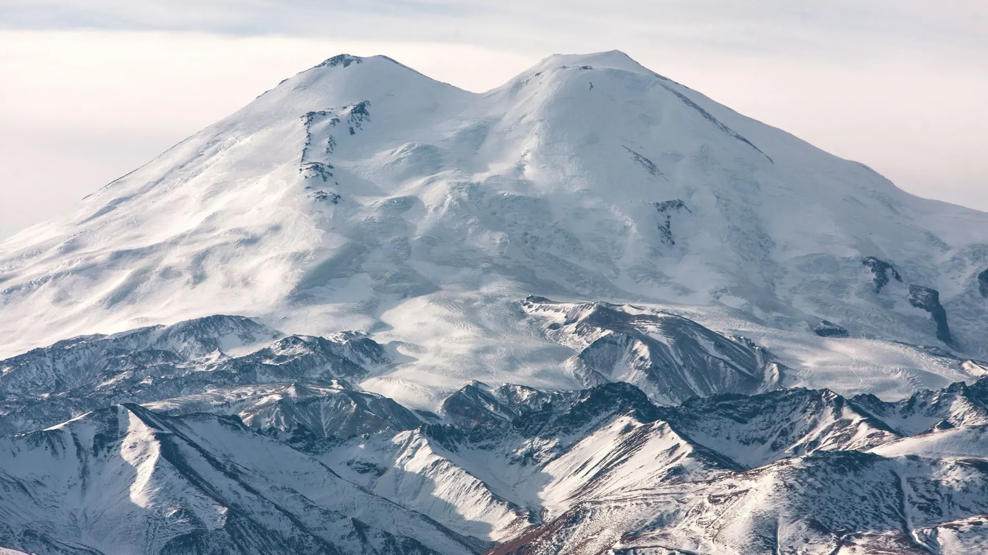 Эльбрус находится на стыке Кабардино-Балкарии и Карачаево-Черкесии. Фото: po_com / Shutterstock / Fotodom