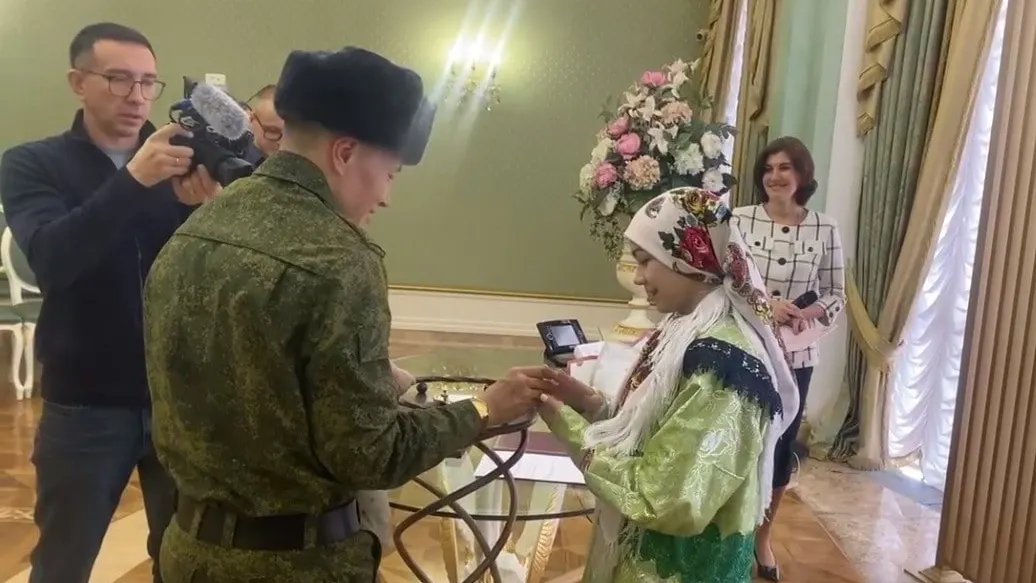 Объявляю вас мужем и женой! Фото: кадр из видео t.me/salekhard_admin