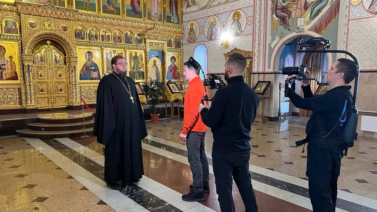Съемки выпуска телепроекта «Святыни России» в Новом Уренгое. Фото: телеграм-канал «НУР. Официально» / t.me/nur_adm