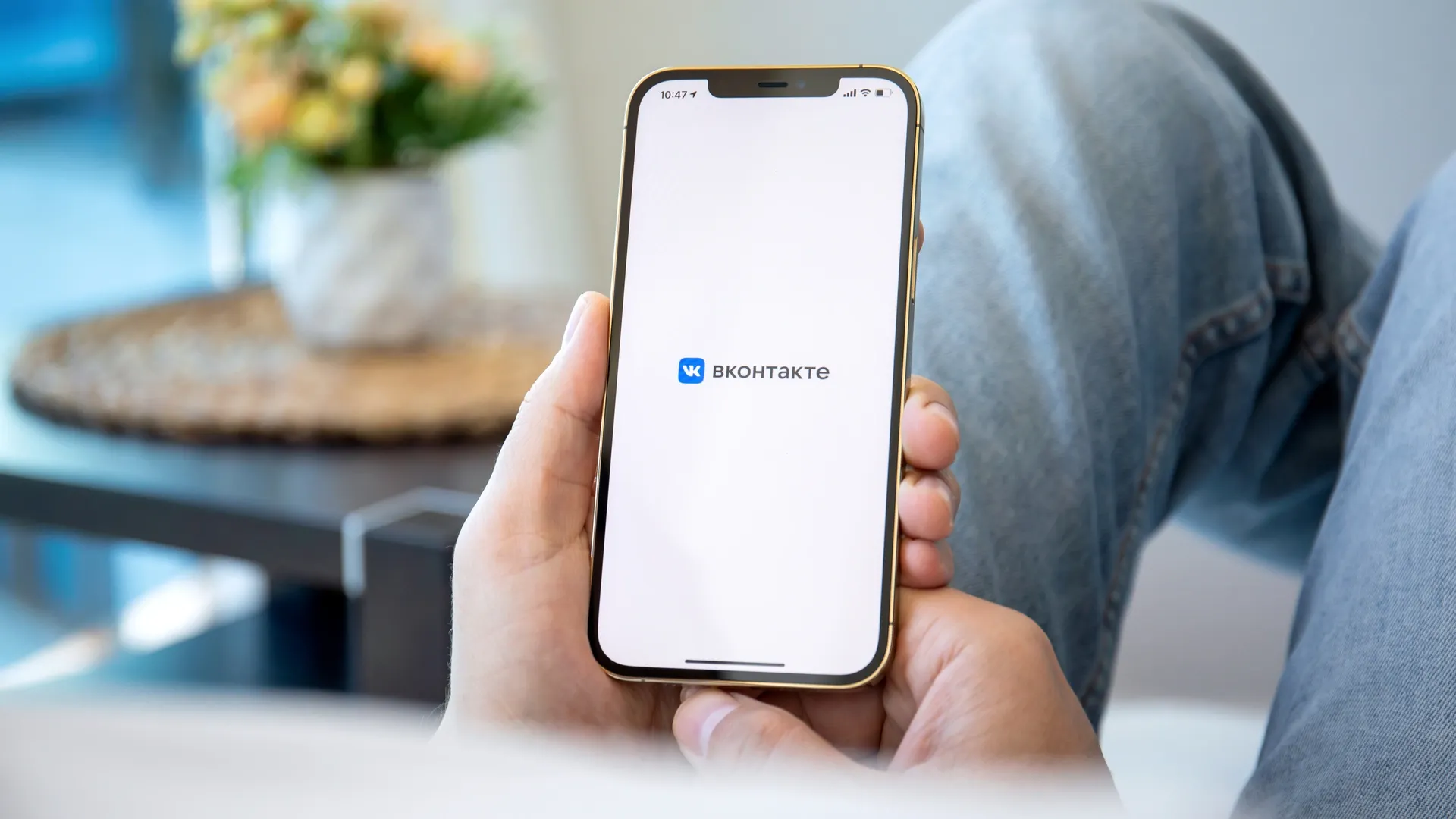 ВКонтакте теперь можно снова скачать в App Store. Фото: DenPhotos / Shutterstock / Fotodom