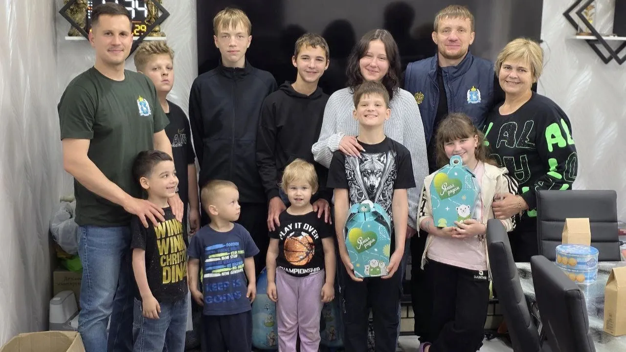 Семья Якуниных с радостью встречает гостей. Фото: Максим Голубев \ «Ямал-Медиа»