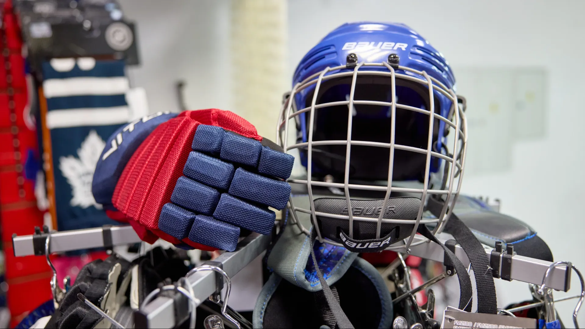 Качественная экипировка хоккеиста стоит немало. Фото: Юрий Здебский / «Ямал-Медиа»