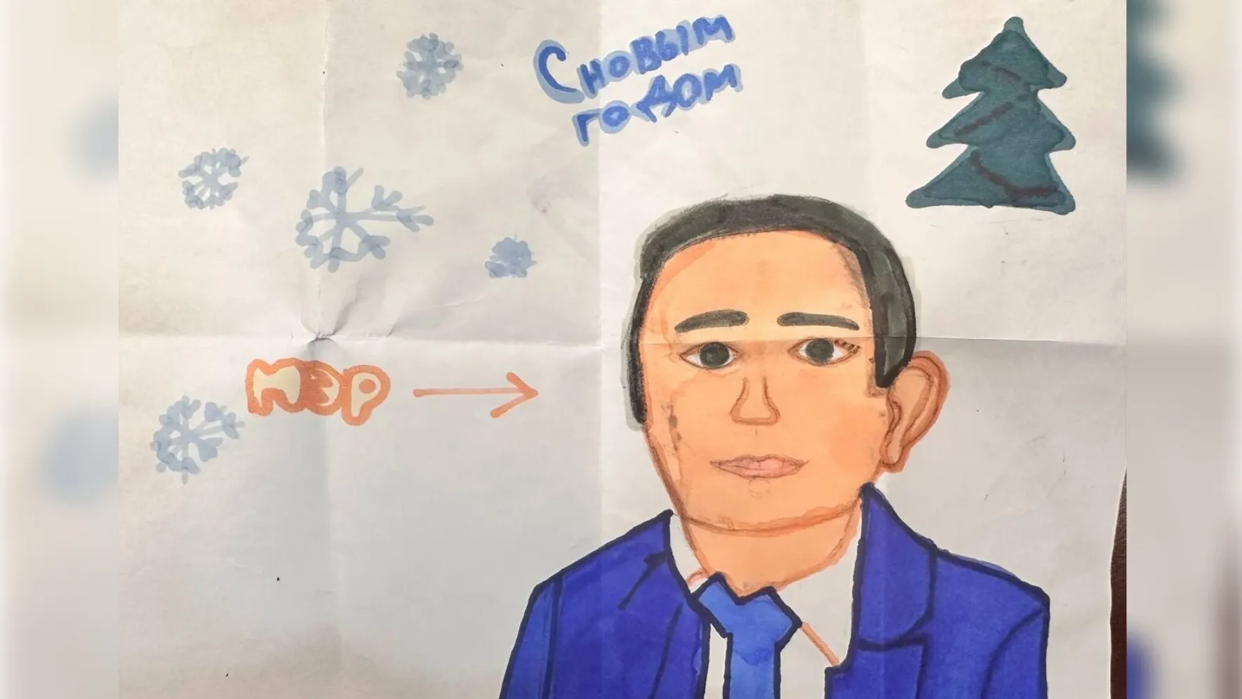 Градоначальник оценил портретное сходство и старания юного художника. Фото: t.me/VORONOV89