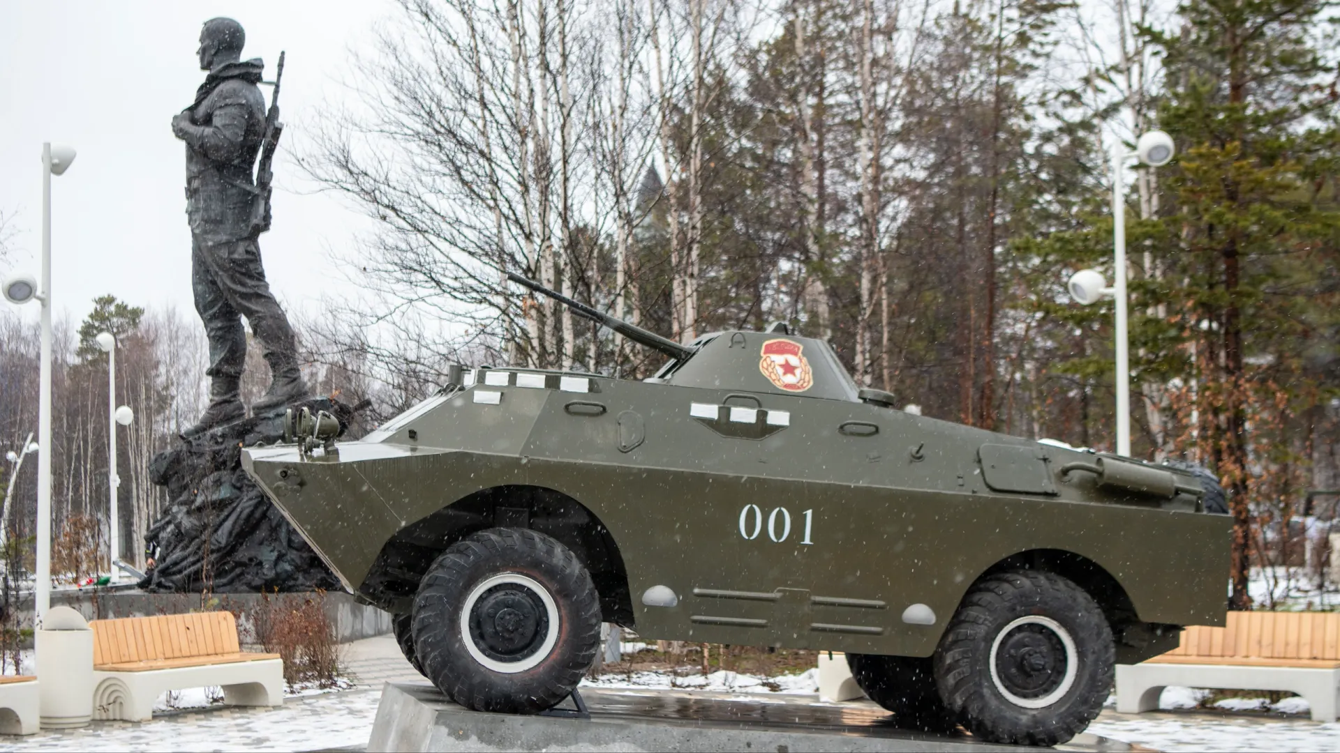 В сквере — несколько отреставрированных военных машин. Фото: Юрий Здебский / «Ямал-Медиа»