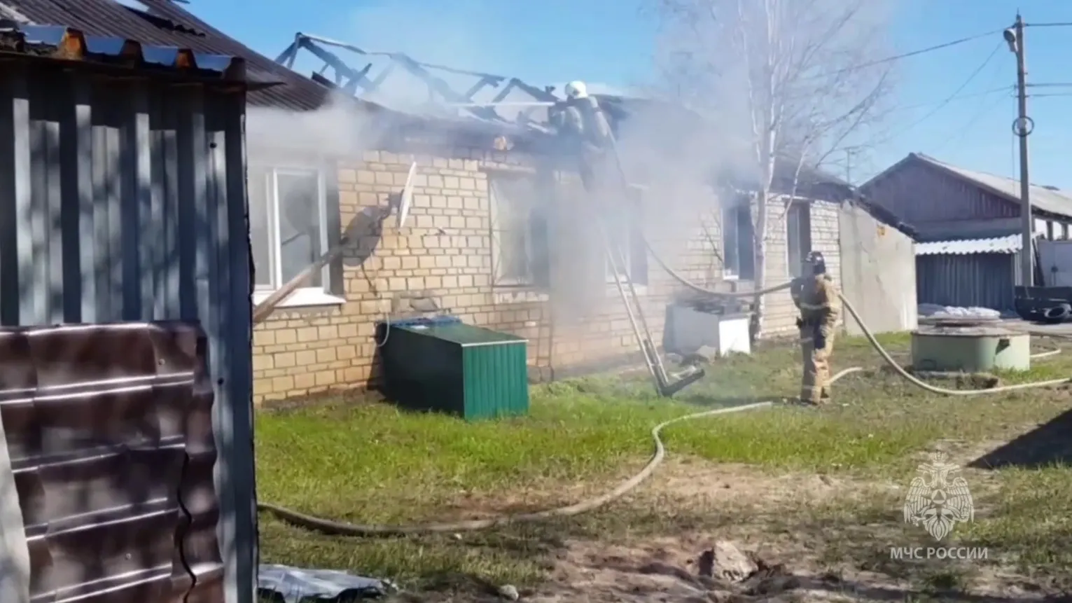 Пожар в Ноябрьске 30 мая. Фото: скриншот видео ГУ МЧС по ЯНАО