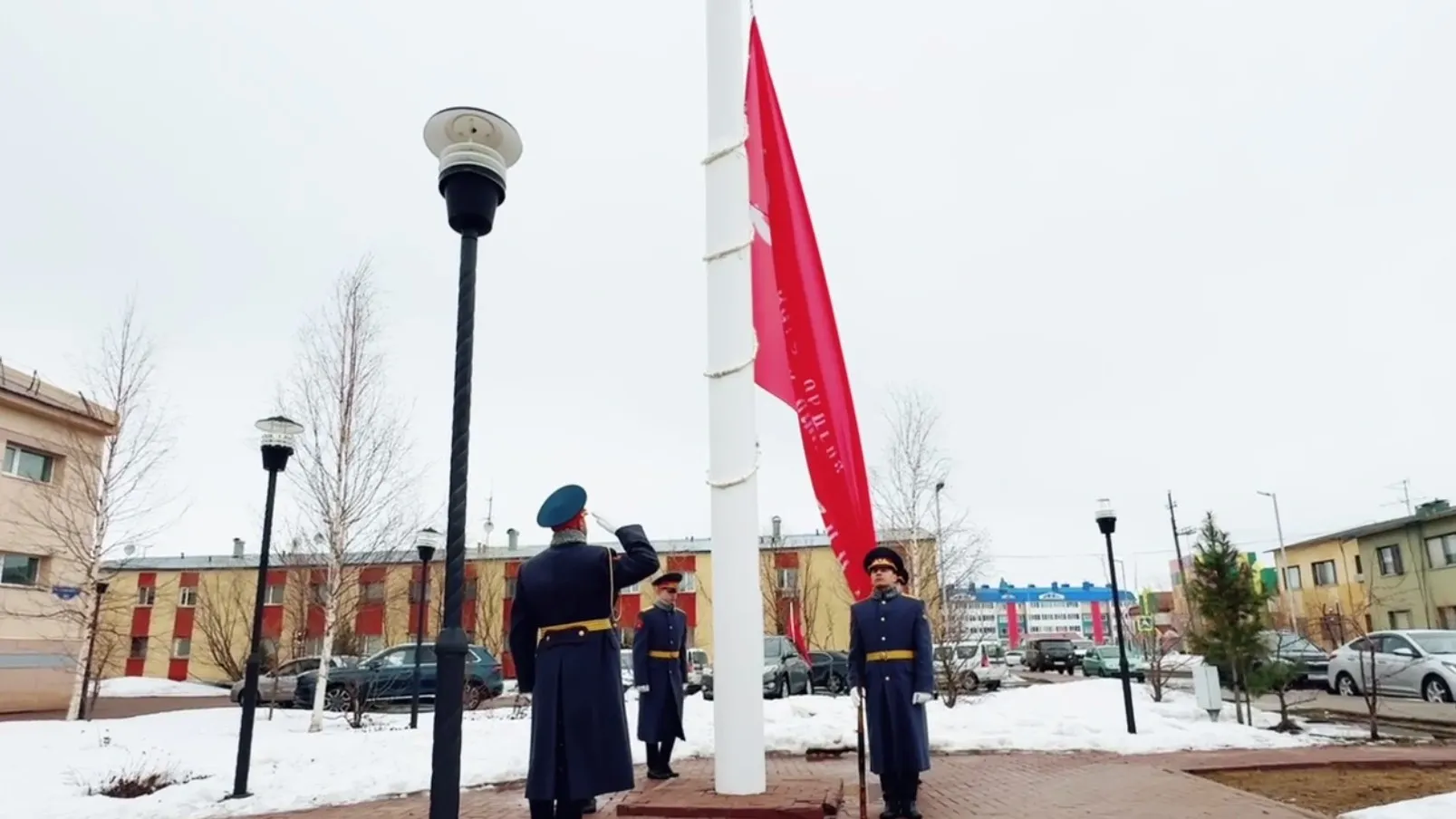 Церемония поднятия Знамени Победы в Губкинском. Фото: скриншот видео Андрея Бандурко / t.me/bandurko_av