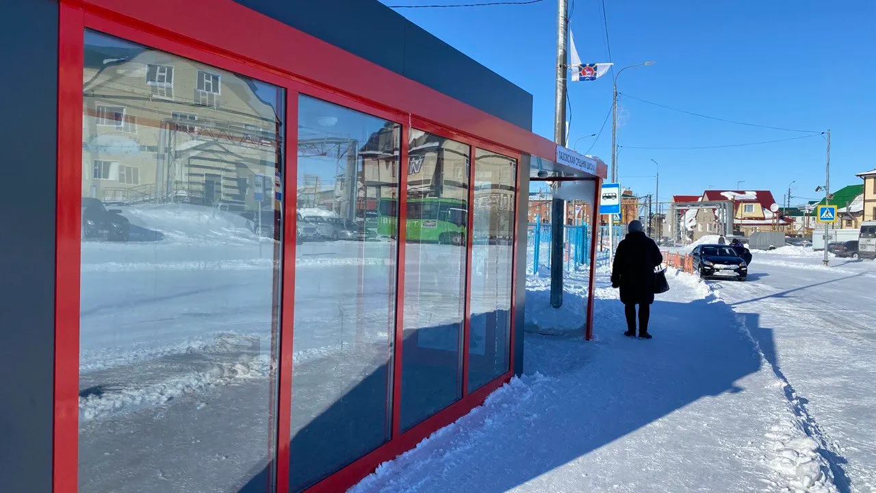 Теплые остановки не роскошь в суровом климате Тазовского района. Фото: Анастасия Ульянова /КРАСНЫЙ СЕВЕР