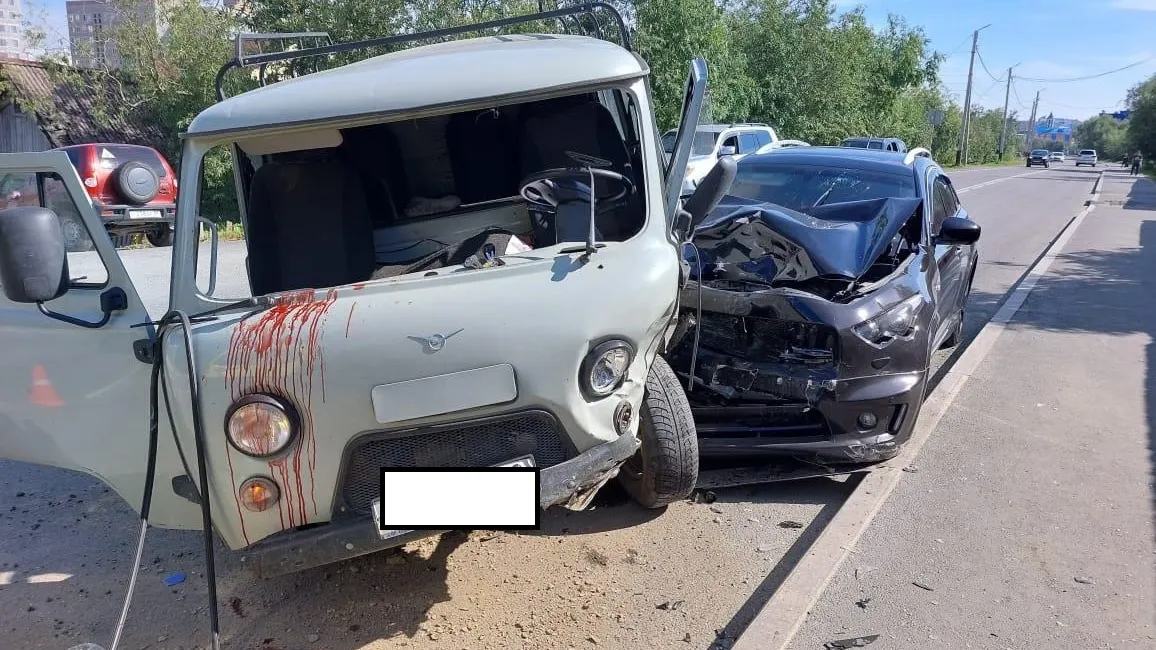 Машины получили серьезные повреждения. Фото: пресс-служба ГИБДД по ЯНАО