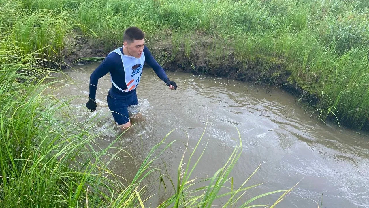 Спортсменам пришлось окунаться в холодную воду. Фото: Анастасия Ульянова / «Ямал-Медиа»