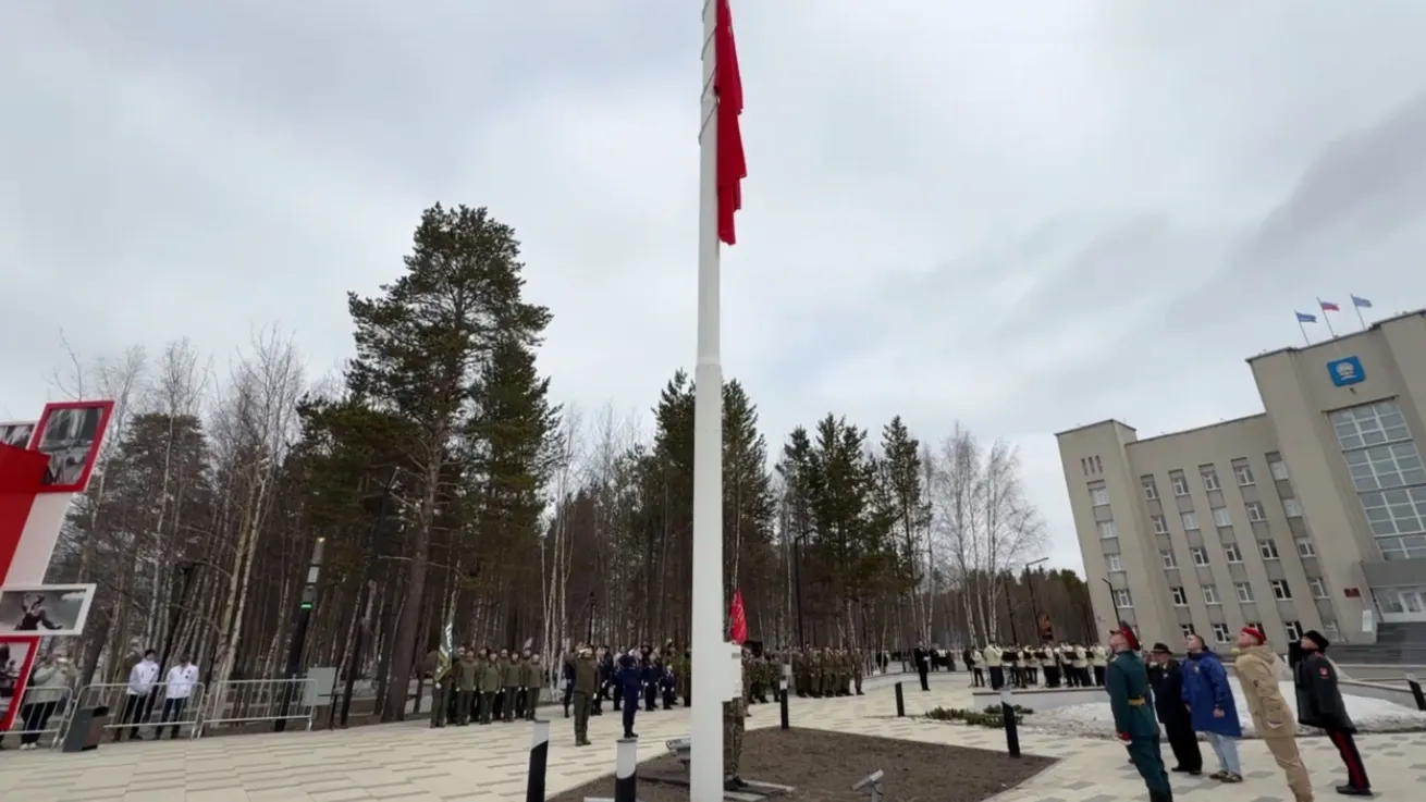 Церемония поднятия Знамени Победы в Ноябрьске. Фото: скриншот видео Ольги Климовой / «Ямал-Медиа»