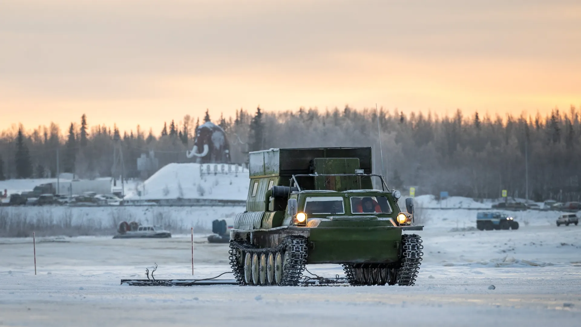 Подготовка ледовой переправы Салехард — Лабытнанги к открытию. Фото: Фёдор Воронов / «Ямал-Медиа»