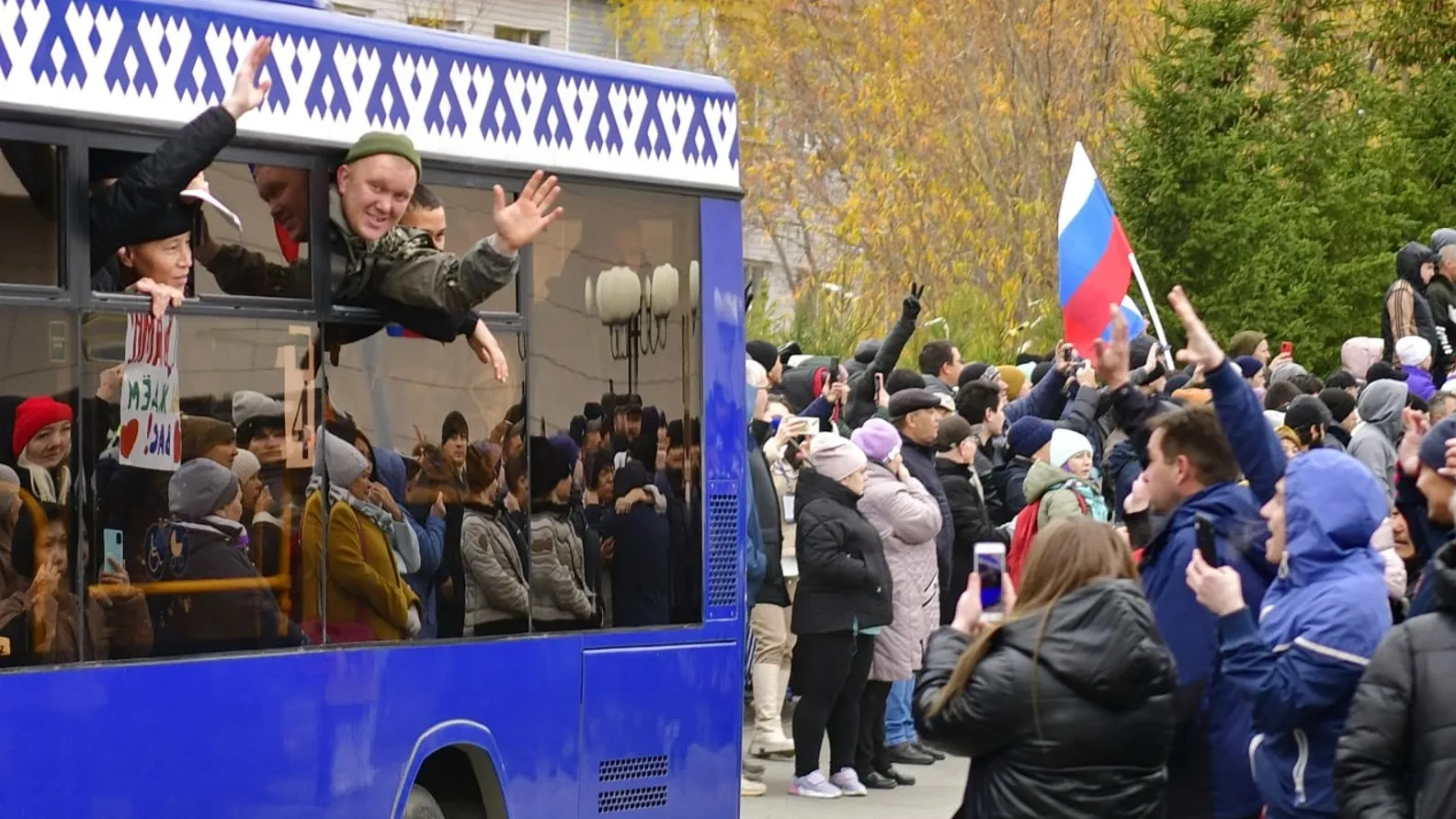 Мобилизованных провожали родственники, друзья и просто неравнодушные горожане. Фото: Андрей Ткачёв/КРАСНЫЙ СЕВЕР